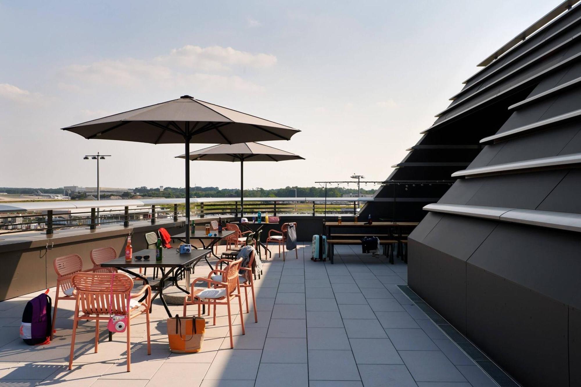 Moxy Cologne Bonn Airport Hotel Exterior photo